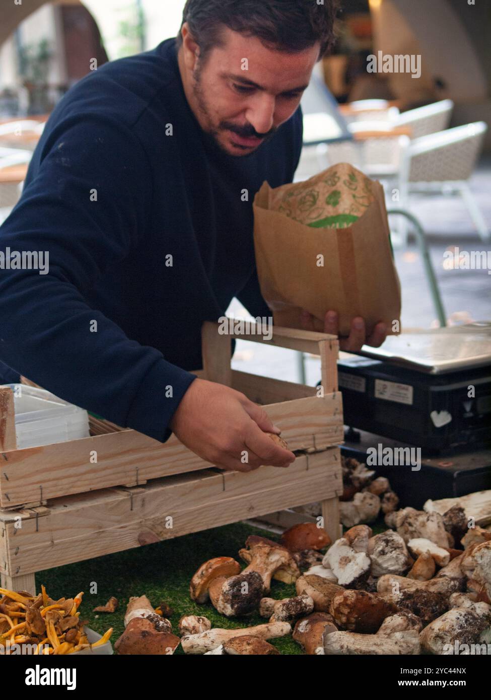 Il mercato del cibo fresco di Uzes, nel sud della Francia Foto Stock