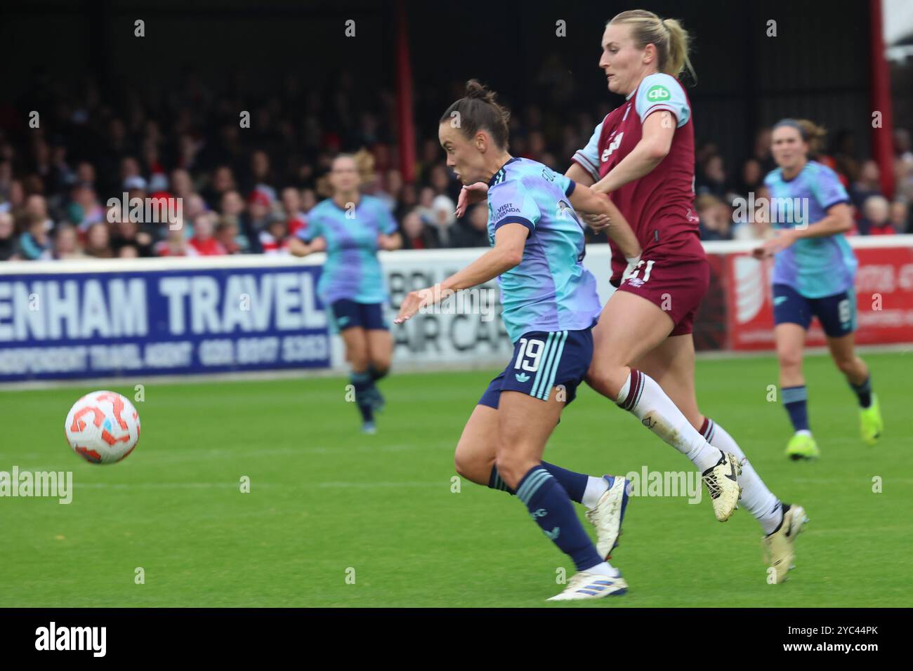 Londra, Regno Unito. 20 ottobre 2024. LONDRA, INGHILTERRA - L-R Caitlin Foord of Arsenal detiene Shannon Cooke del West Ham United WFC in azione durante la partita di calcio Barclays fa Women's Super League tra West Ham United Women e ArsenalWomen al Chigwell Construction Stadium Victoria Road, Dagenham il 20 ottobre 2024 a Dagenham, Inghilterra. Crediti: Action foto Sport/Alamy Live News Foto Stock