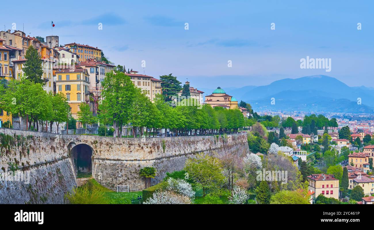 Il parco fiorito ai piedi delle mura veneziane di Bergamo e le vecchie case del centro storico (città alta), Italia Foto Stock