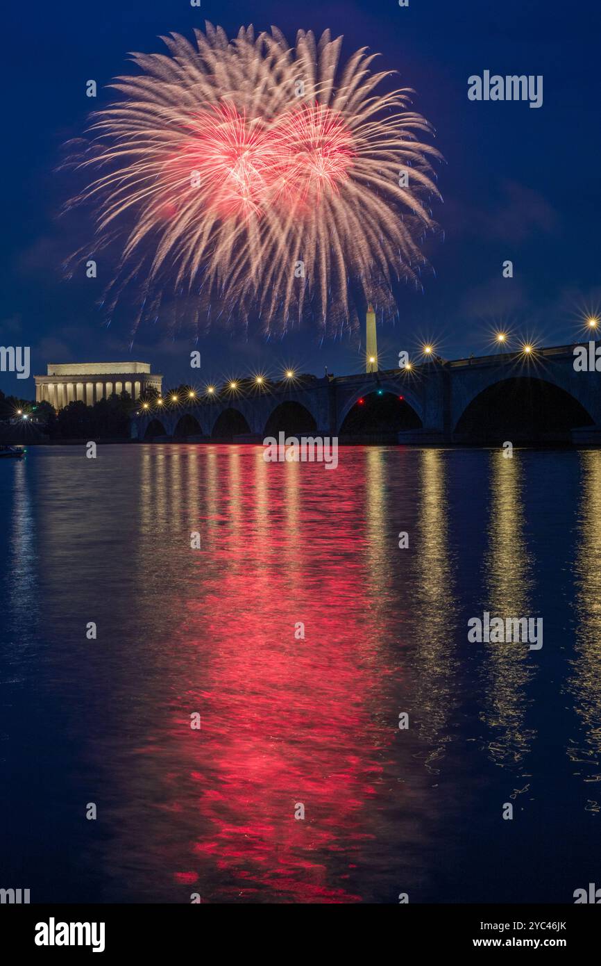 I fuochi d'artificio del giorno dell'indipendenza esplodono sopra il Lincoln Memorial, il Monumento di Washongton e l'Arlington Memorial Bridge, gettando su di loro le colorate reliquie Foto Stock