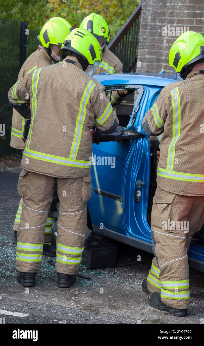 Scottish Fire and Rescue - demonstazione di salvataggio da un'auto. Foto Stock