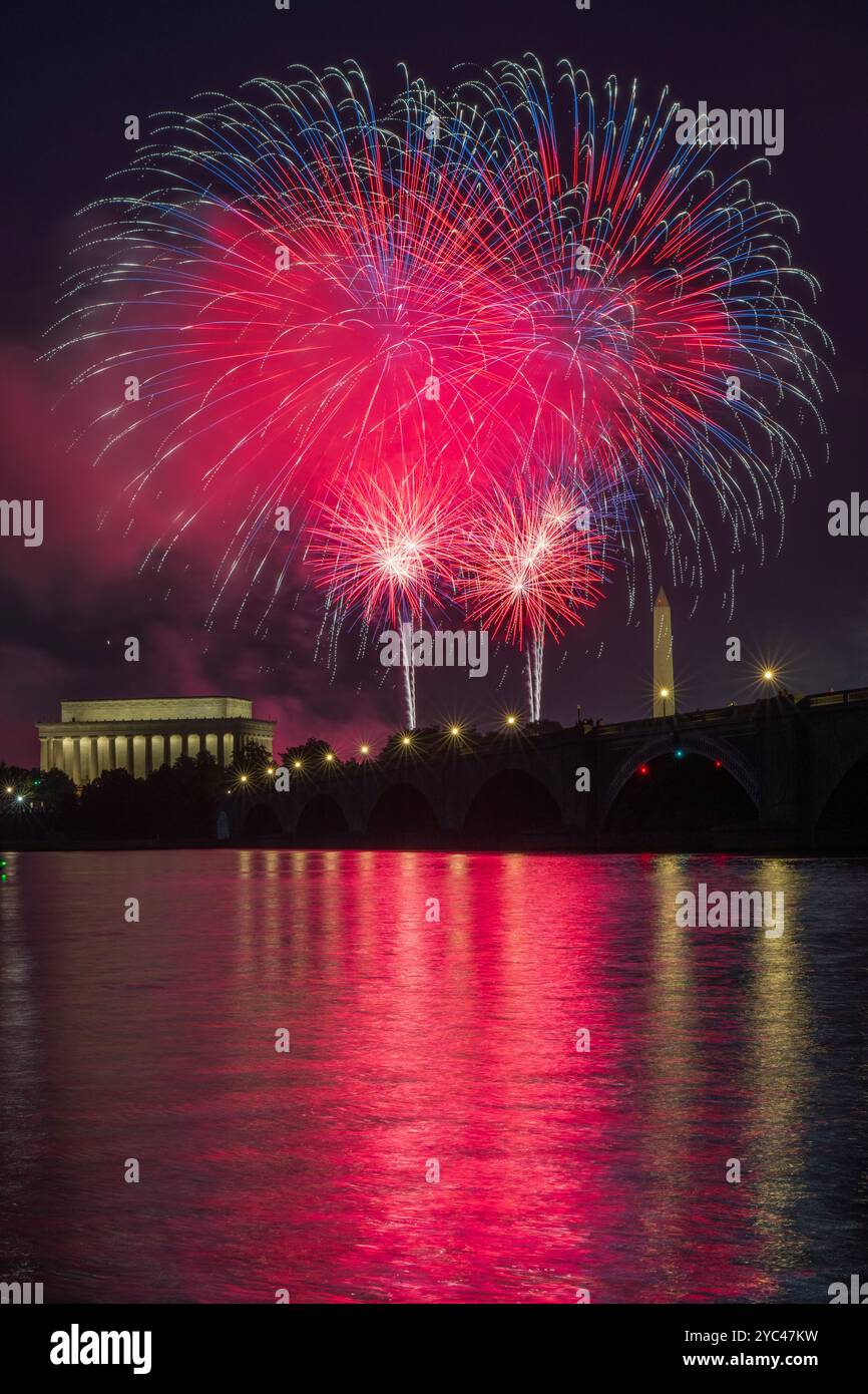 I fuochi d'artificio del giorno dell'indipendenza esplodono sopra il Lincoln Memorial, il Monumento di Washongton e l'Arlington Memorial Bridge, gettando su di loro le colorate reliquie Foto Stock