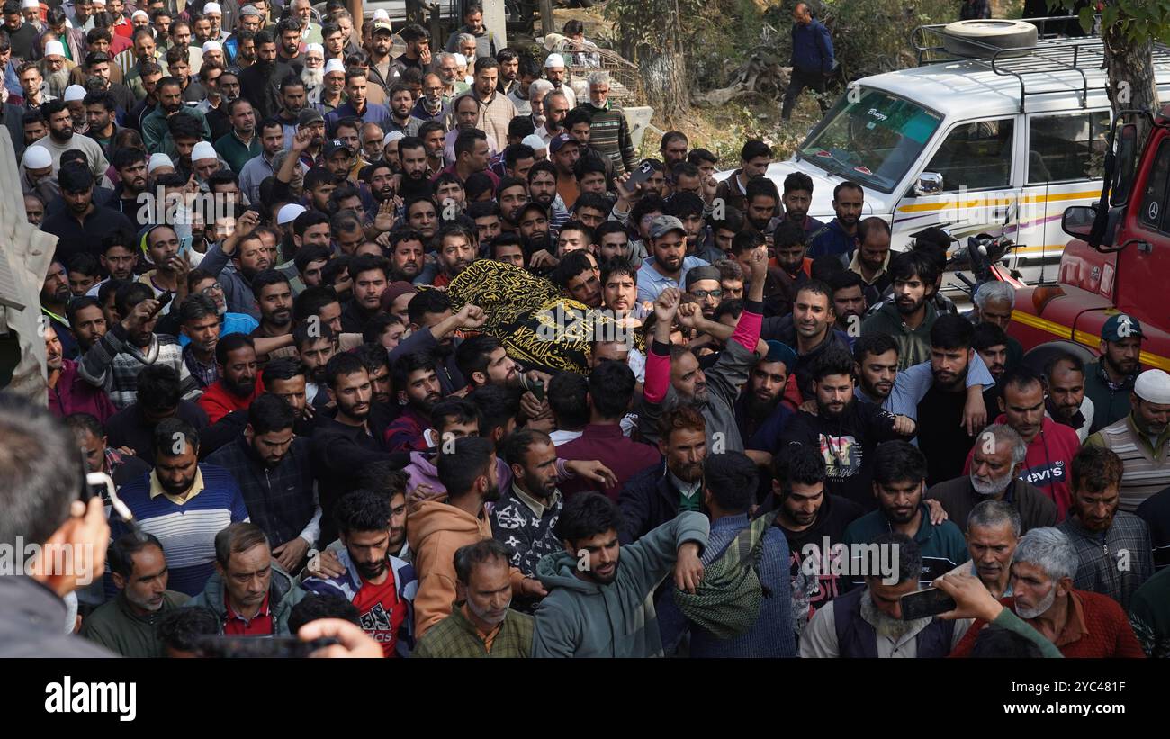 Srinagar, Jammu e Kashmir, India. 20 ottobre 2024. Gli abitanti del villaggio trasportano il corpo del medico Kashmiri Shahnawaz, il giorno dopo essere stato ucciso in un attacco di uomini armati, nel distretto di Budgam a Srinagar il 21 ottobre 2024. Uomini armati nel Kashmir amministrato dall'India hanno rastrellato un campo di lavoro in cantiere con proiettili, uccidendo sette persone e ferendone molte altre. (Credit Image: © Sajad Hameed/Pacific Press via ZUMA Press Wire) SOLO PER USO EDITORIALE! Non per USO commerciale! Foto Stock