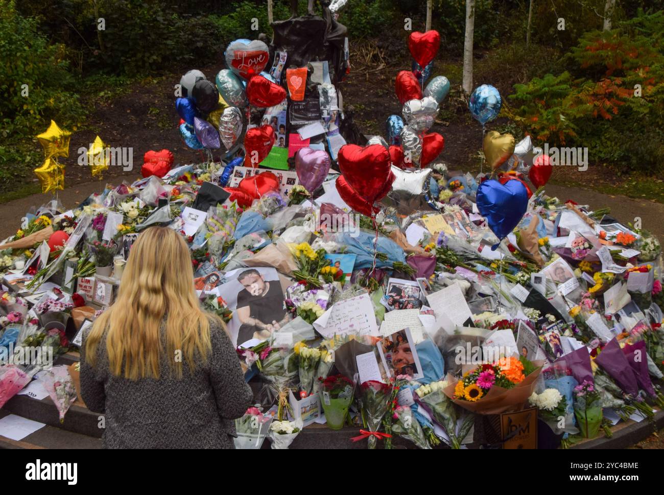 Londra, Regno Unito. 21 ottobre 2024. I fan continuano a lasciare fiori e tributi in un memoriale per la pop star Liam Payne presso la statua di Peter Pan a Hyde Park. Il cantante One Direction è morto dopo essere caduto dal balcone di un hotel a Buenos Aires. Crediti: Vuk Valcic/Alamy Live News Foto Stock