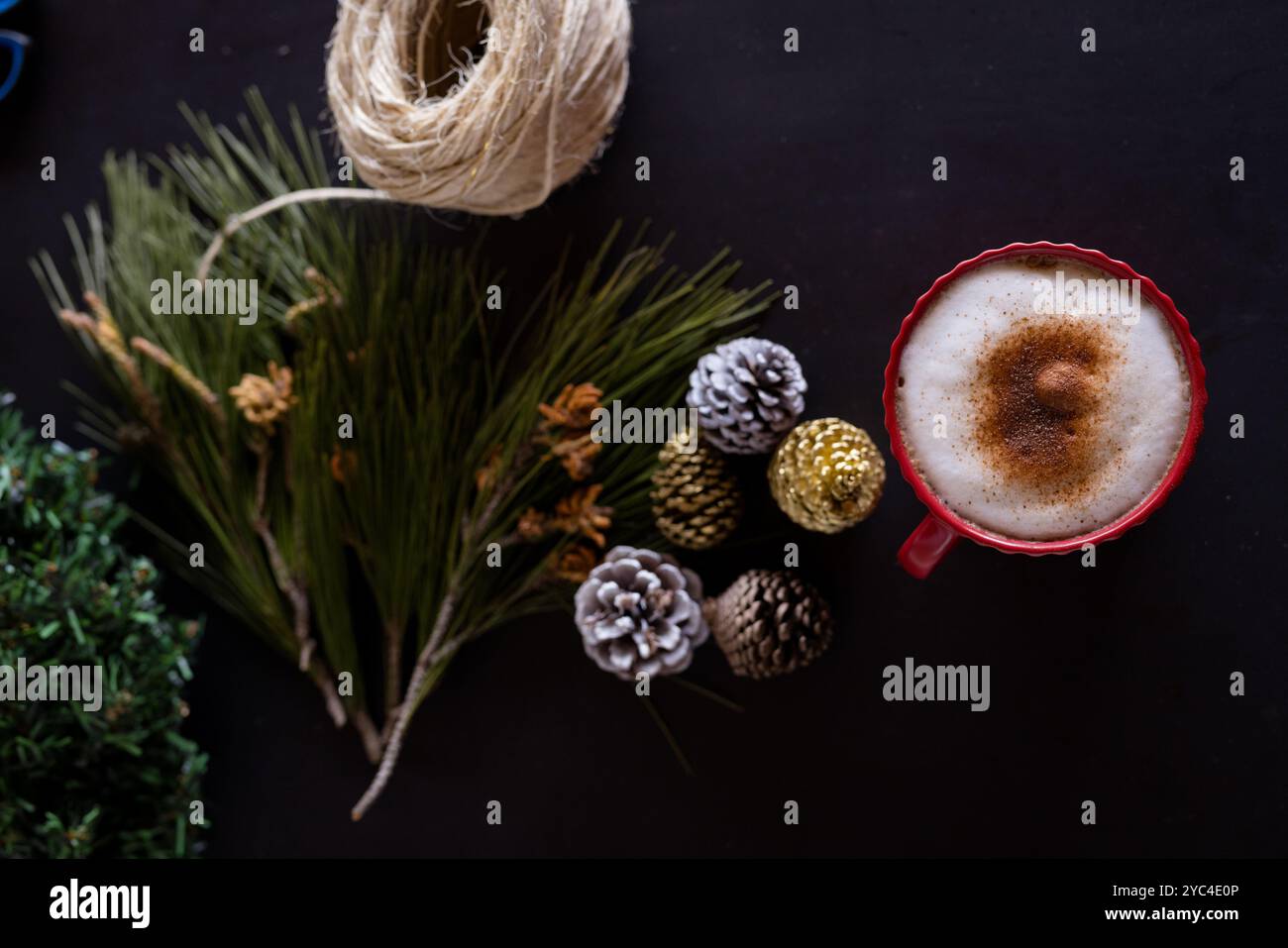 Caffè festivo con rami di pino e pinne per creare un'atmosfera accogliente di Natale Foto Stock