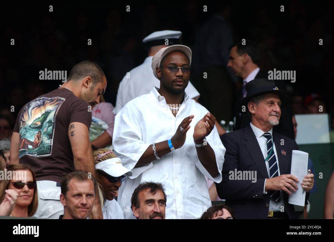 Pugile inglese Lennox Lewis con Serena Williams (seduta) al Wimbledon Tennis Tournament Centre Court 2002 Foto Stock