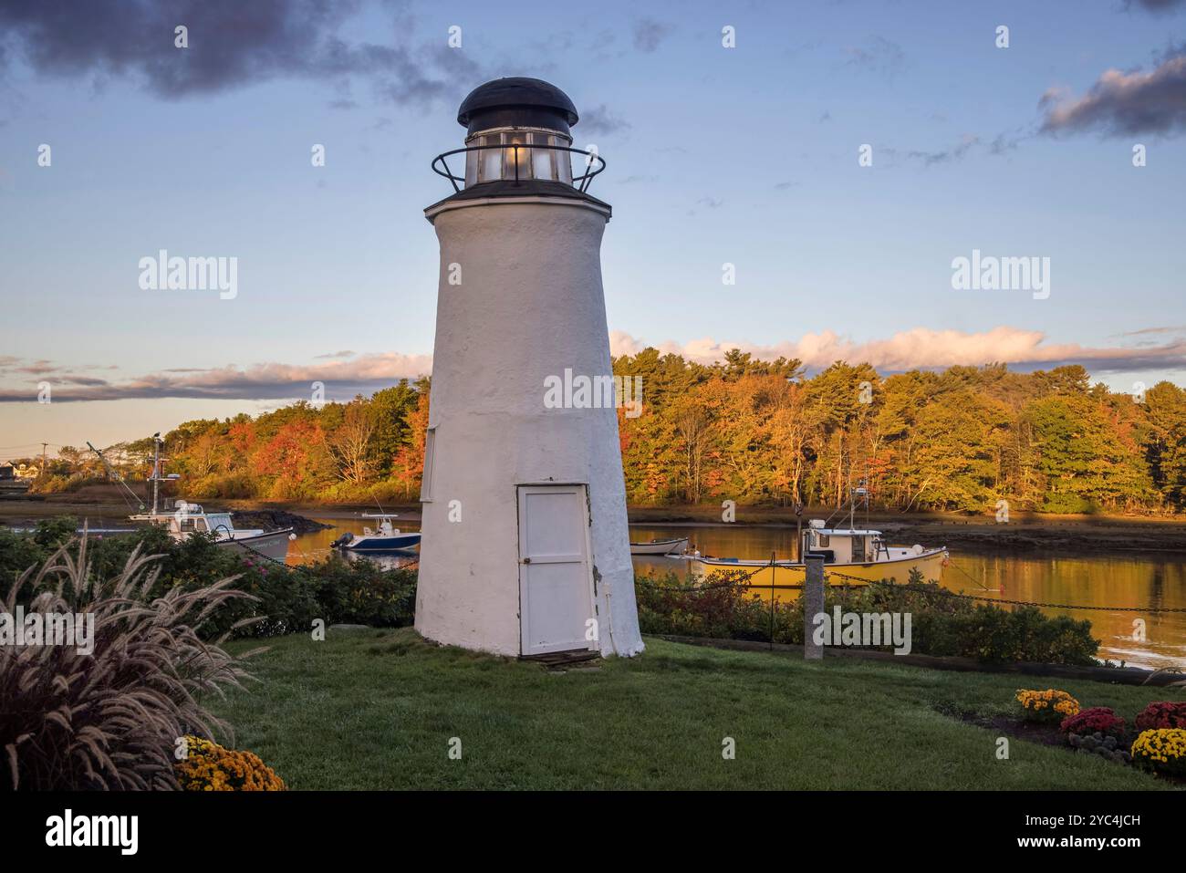 un faro in miniatura sostenuto dai colori degli alberi della caduta a kennebunkport, sulla costa del maine, usa Foto Stock