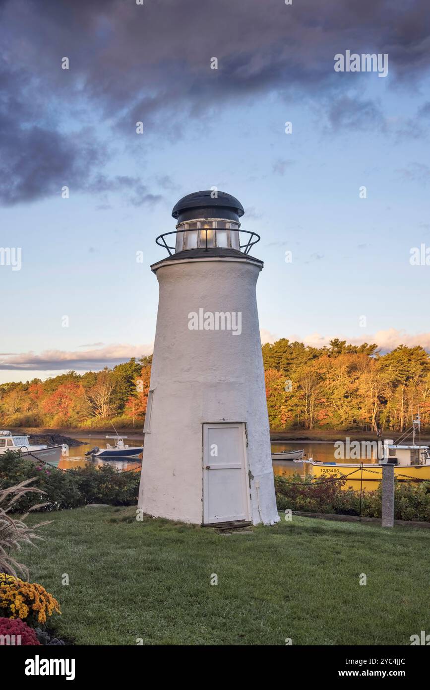 un faro in miniatura sostenuto dai colori degli alberi della caduta a kennebunkport, sulla costa del maine, usa Foto Stock