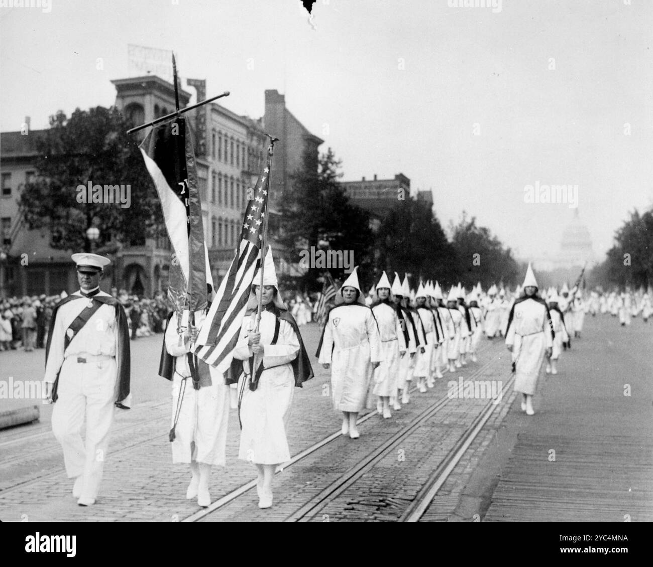 1928 foto d'archivio di Ku Klux Klan sfilata lungo Pennsylvania Avenue, Washington DC. Sullo sfondo si trova l'edificio del Campidoglio. Foto Stock