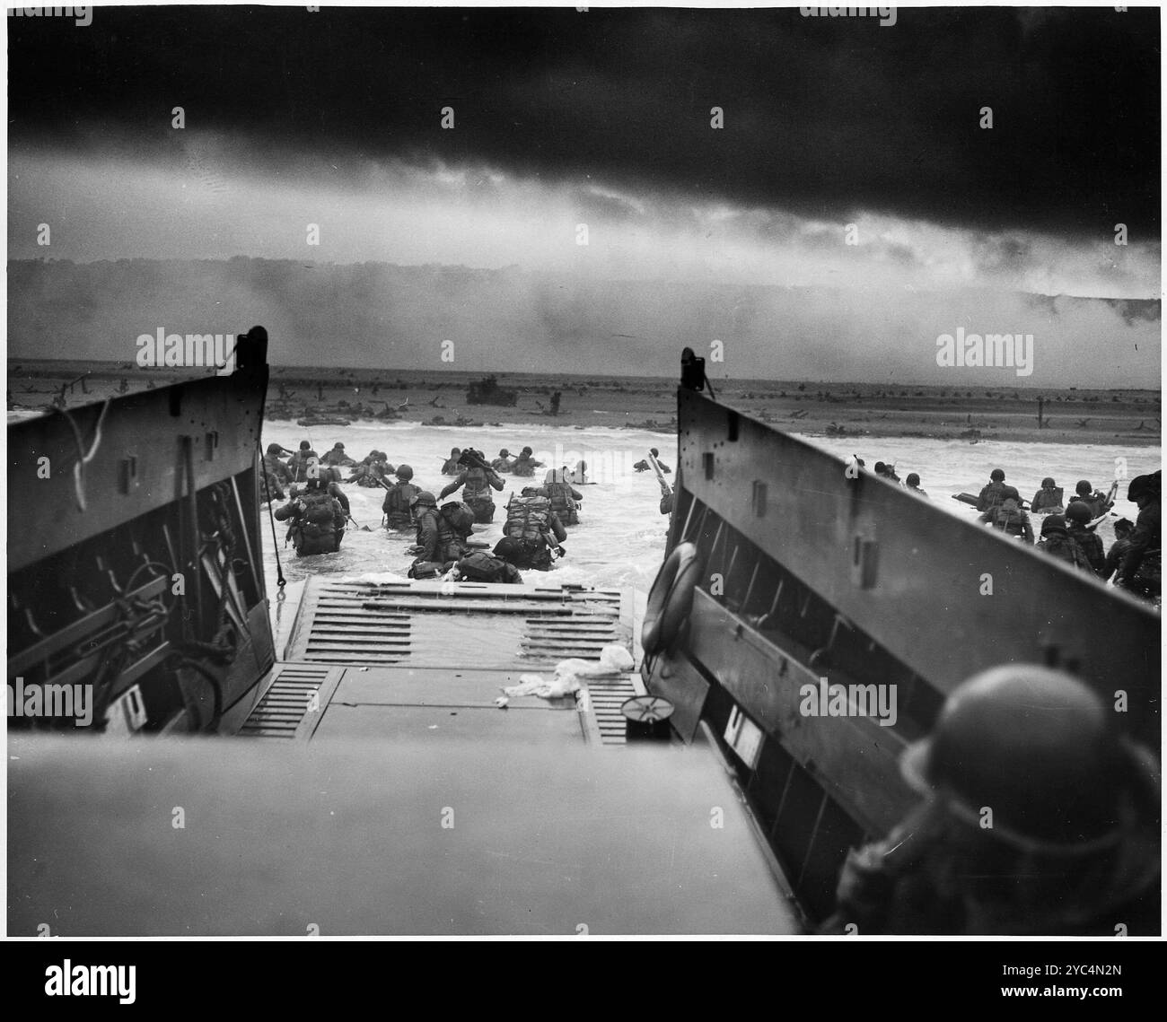 Immagine d'archivio degli sbarchi del D-Day del 6 giugno 1944. Le truppe americane della 1st Infantry Division lasciano un mezzo da sbarco dalla USS Samuel Chase a Omaha Beach, in Normandia. Il fotografo, Robert F Sargent, ha intitolato l'immagine nello squalo della morte. Foto Stock