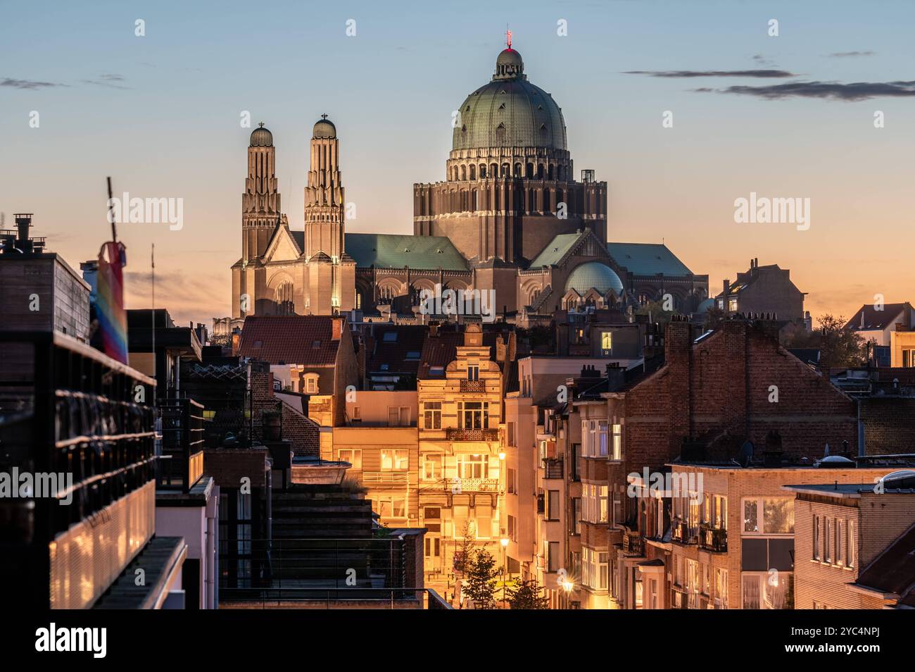 La Basilica Nazionale del Sacro cuore durante l'ora d'oro a Koekelberg, regione di Bruxelles capitale, Belgio OTT 16, 2024 Foto Stock