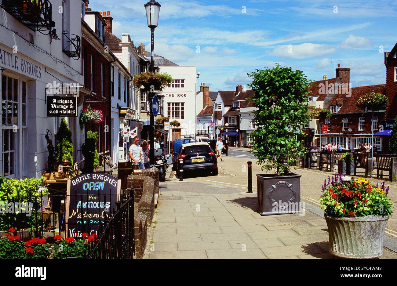 High Street a Battle, East Sussex, Regno Unito, con negozi e pedoni Foto Stock
