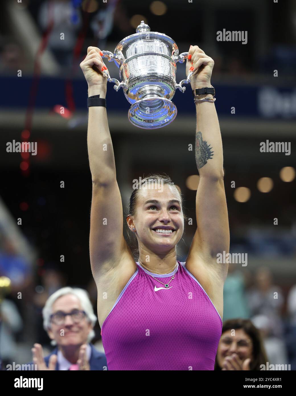 La tennista Aryna Sabalenka tiene il trofeo in piedi durante la presentazione agli US Open 2024 Championships, Billie Jean King Tennis Center, Queen Foto Stock