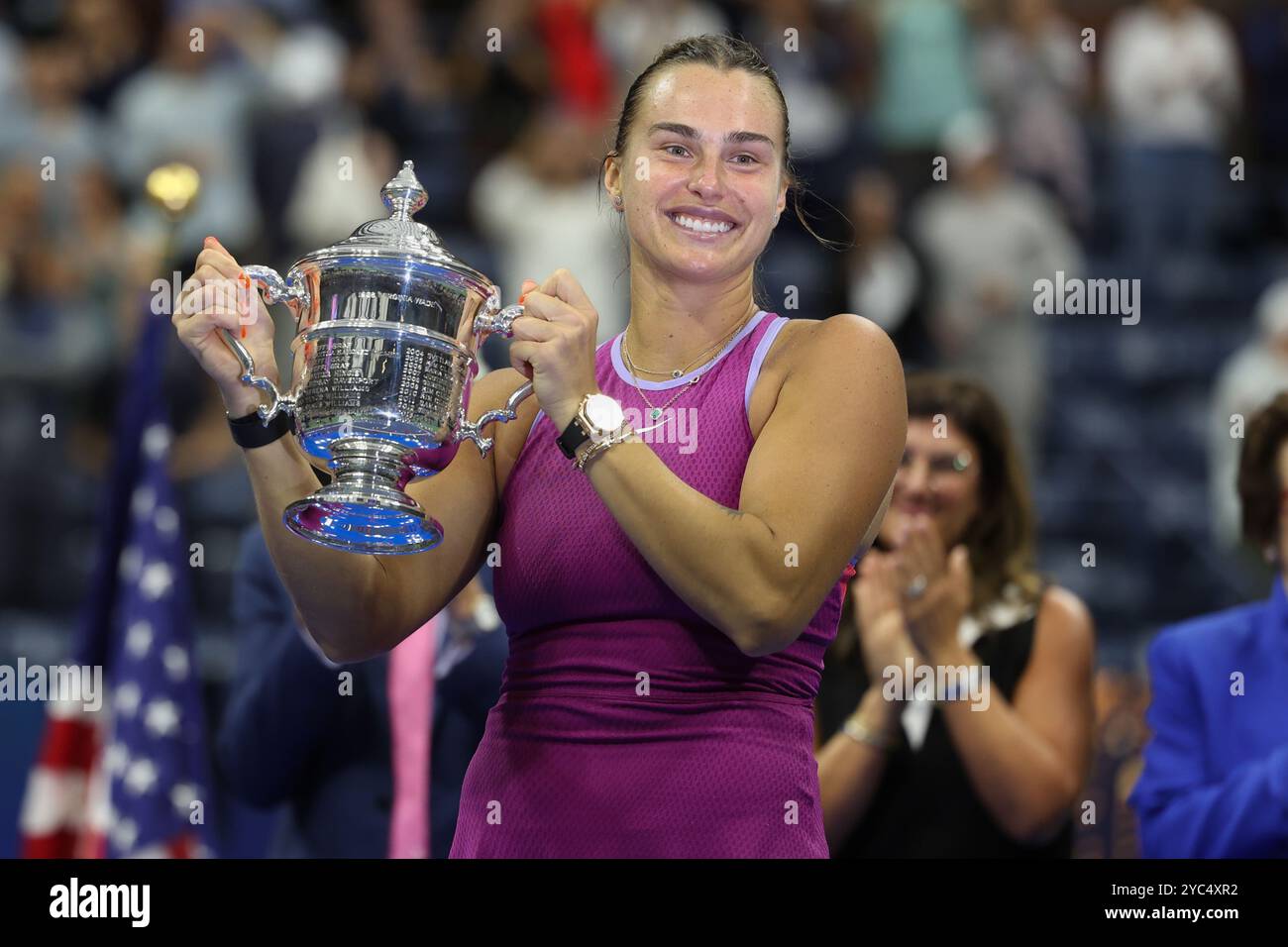 La tennista Aryna Sabalenka detiene il trofeo durante la presentazione agli US Open 2024 Championships, Billie Jean King Tennis Center, Queens, ne Foto Stock