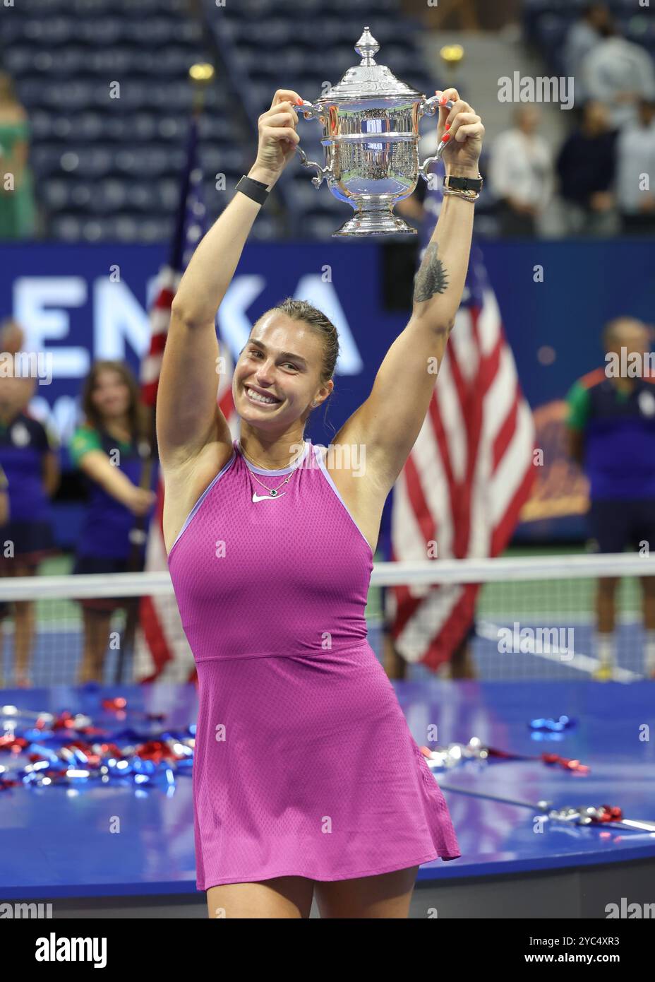 La tennista Aryna Sabalenka tiene il trofeo in piedi durante la presentazione agli US Open 2024 Championships, Billie Jean King Tennis Center, Queen Foto Stock