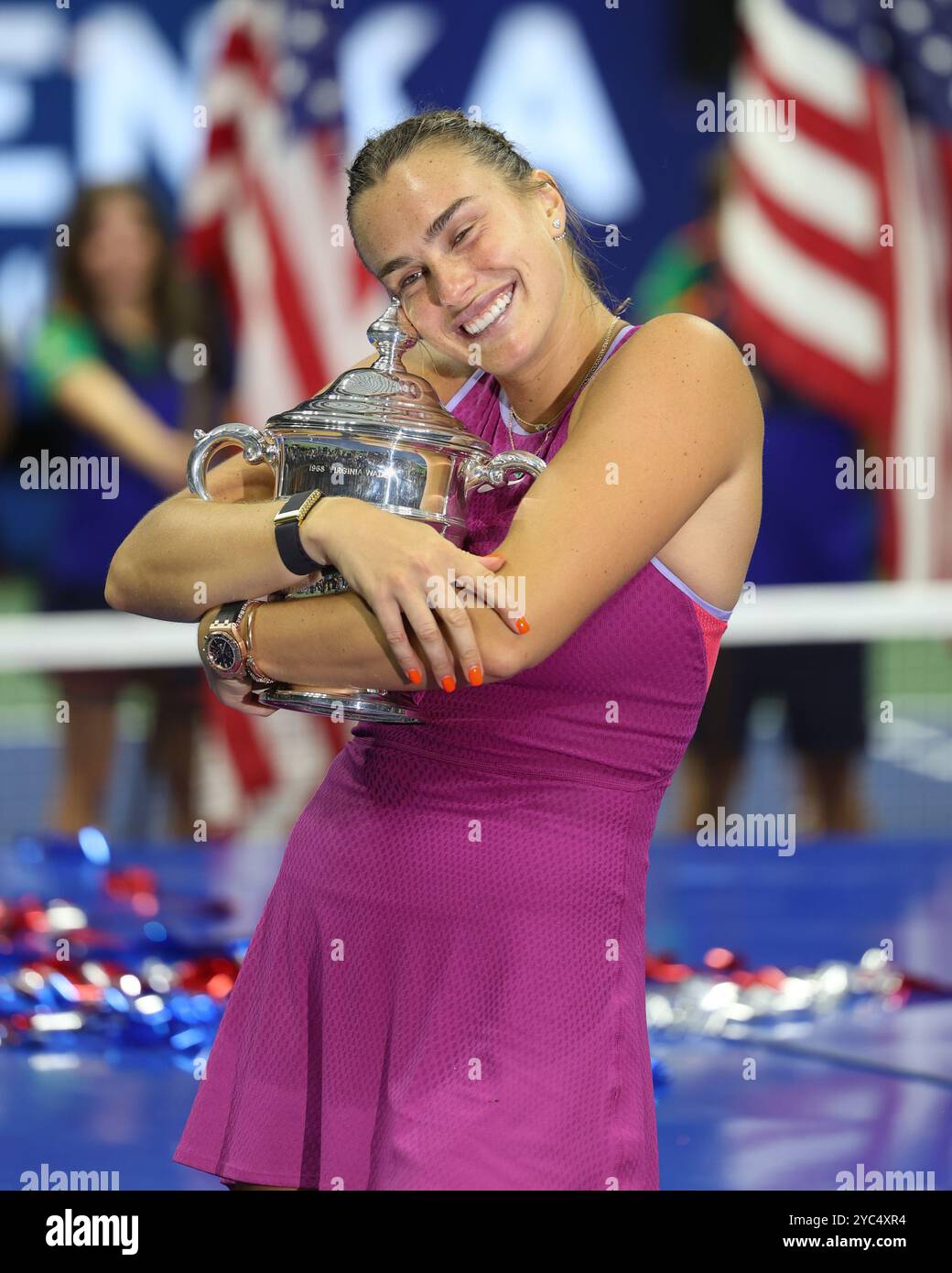 La tennista Aryna Sabalenka abbraccia il trofeo durante la presentazione agli US Open 2024 Championships, Billie Jean King Tennis Center, Queens, New Foto Stock