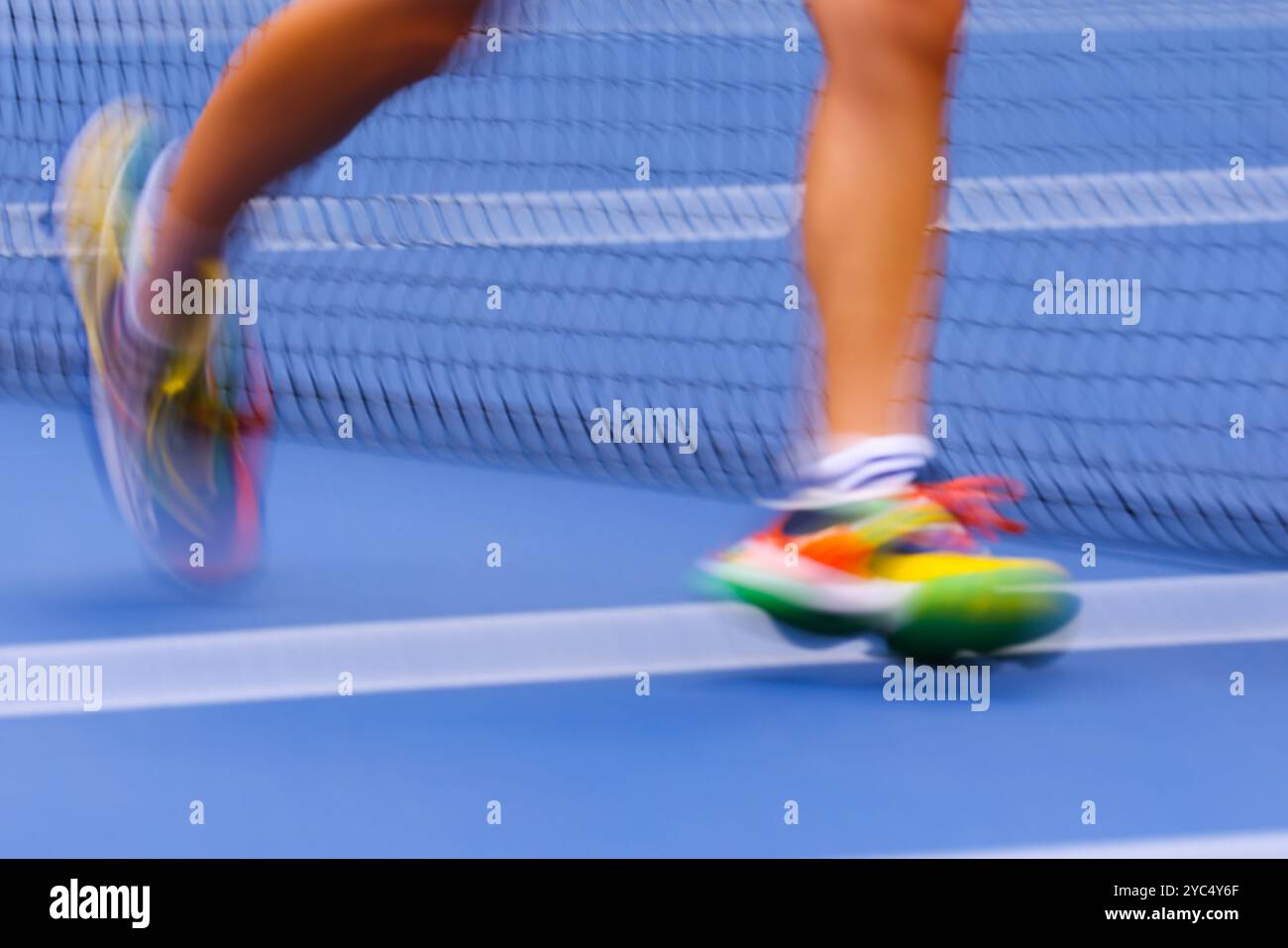 Le gambe sfocate di una ballgirl durante una partita agli US Open 2024 Championships, Billie Jean King Tennis Center, Queens, New York, USA. Foto Stock