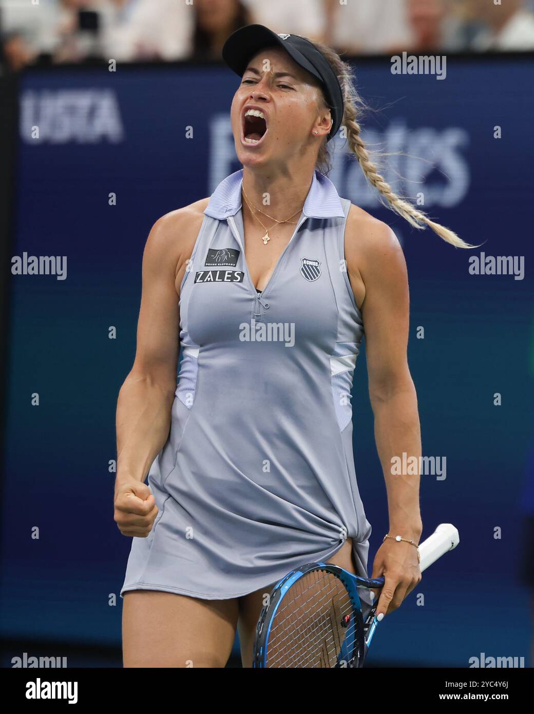 La tennista Yulia Putintseva del Kazakistan celebra gli US Open 2024 Championships, il Billie Jean King Tennis Center, Queens, New York, USA. Foto Stock