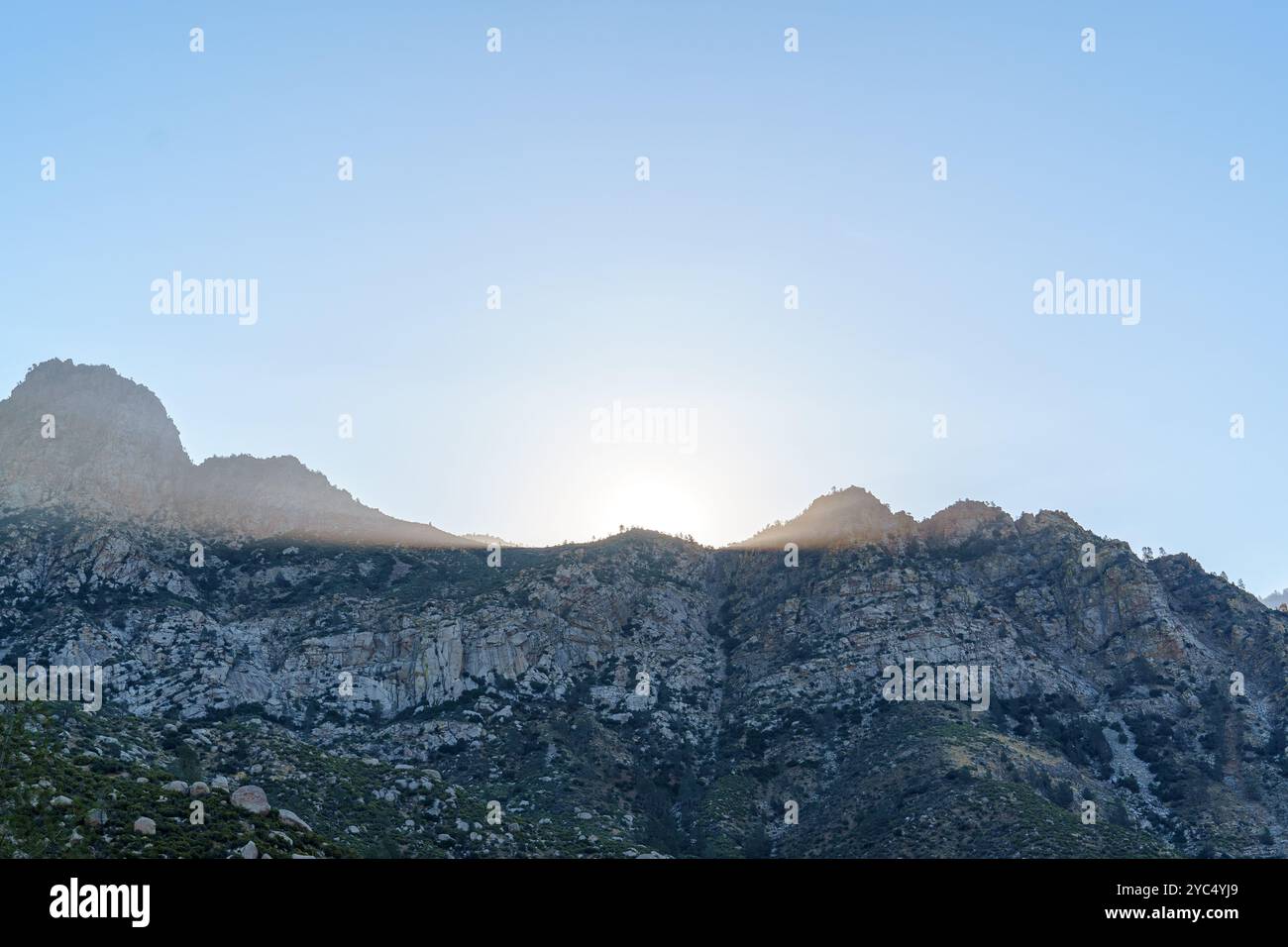 Catena montuosa di Sequoia con raggi luminosi di luce solare che proiettano un caldo bagliore sulla cima. Foto Stock