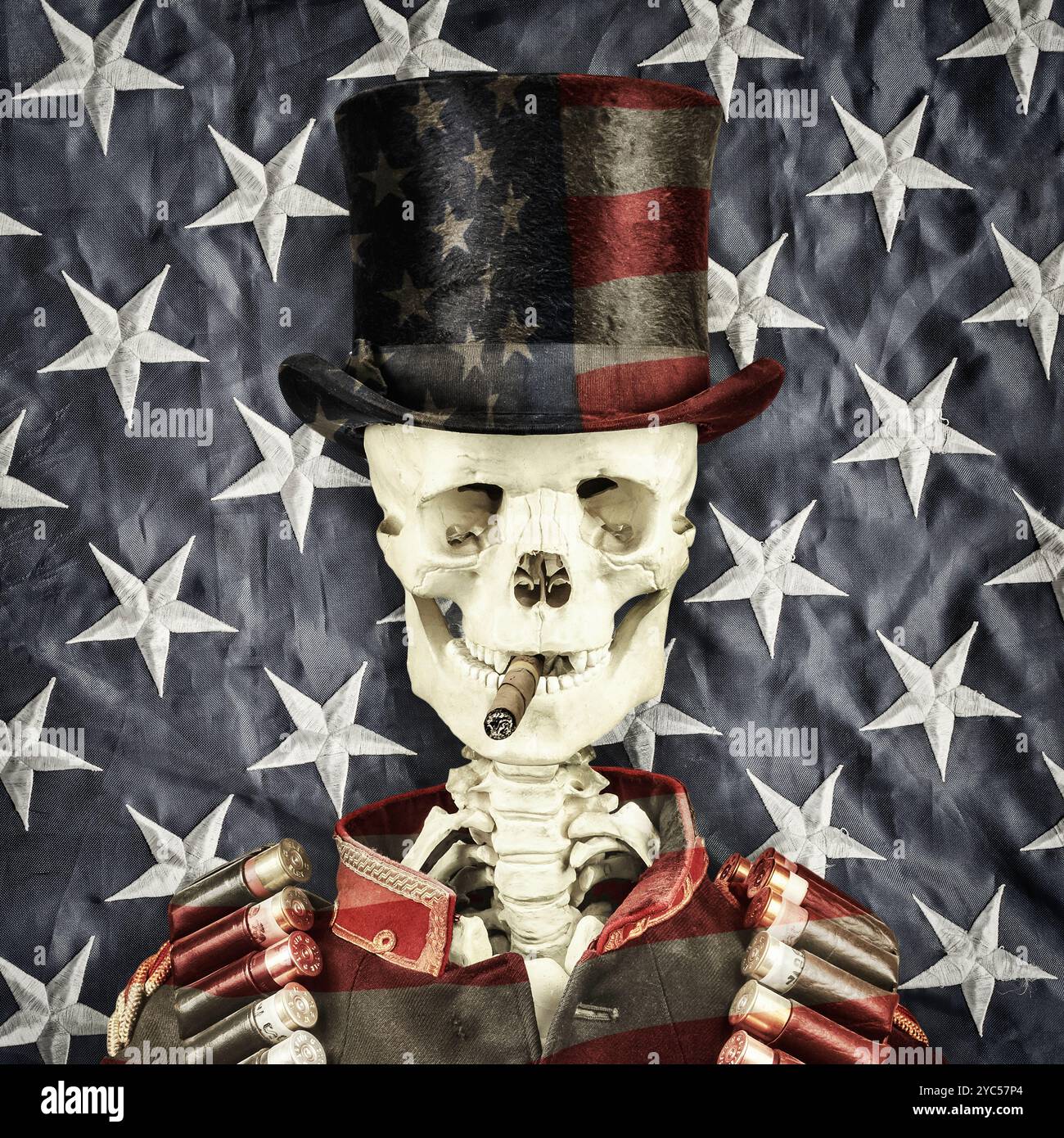 Teschio sorridente con cappello vintage e uniforme da soldato combinato con stelle e strisce della bandiera americana Foto Stock