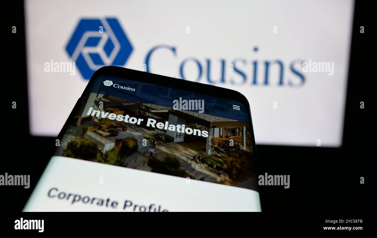 Smartphone con sito web della società immobiliare statunitense Cousins Properties Inc. Sullo schermo di fronte al logo aziendale. Mettere a fuoco in alto a sinistra sul display del telefono. Foto Stock