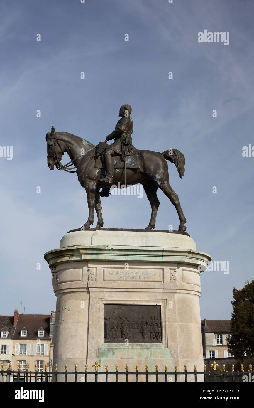 Statua di Heni d'Orleans, Duc d'Aumale (1822-1897) fuori Les grandes écuries, Chantilly, Hauts-de-France, Francia Foto Stock