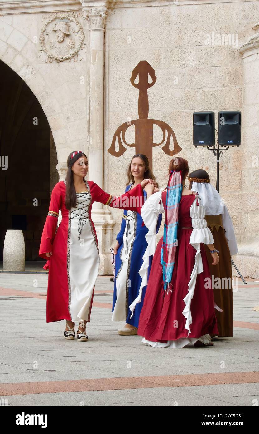 Ragazze in costumi tradizionali che ballano di fronte all'Arco de Santa María durante le feste El Cid, Burgos Castiglia e Leon Spagna Foto Stock