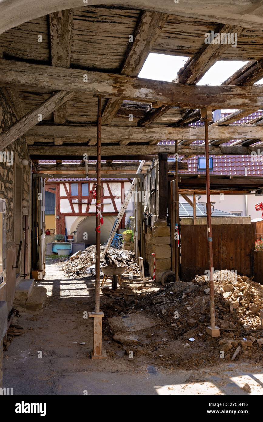 vecchia casa in legno fatiscente, supportata e che necessita di ristrutturazione Foto Stock