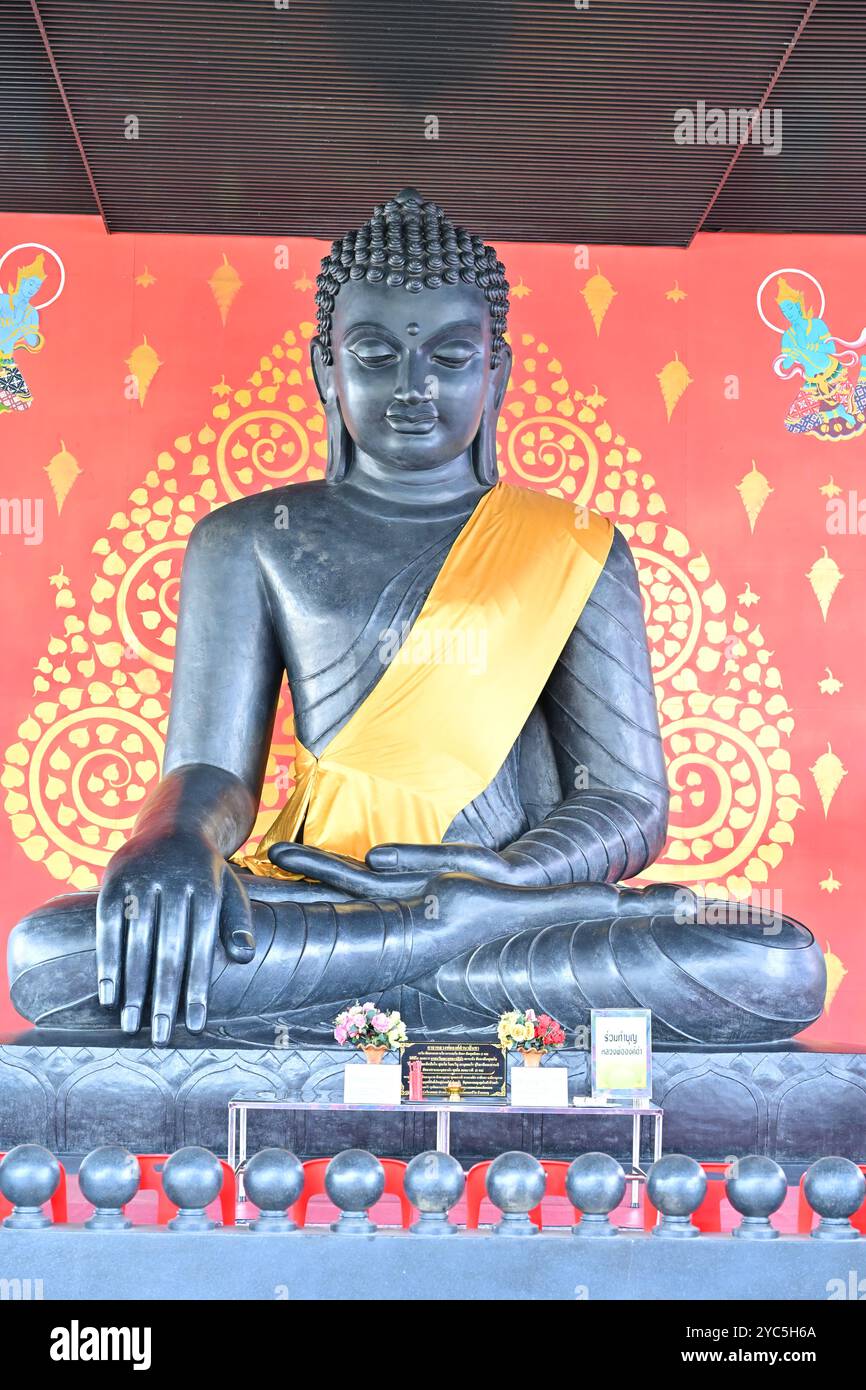 Splendida statua del Buddha al tempio della Thailandia di Bangkok Foto Stock