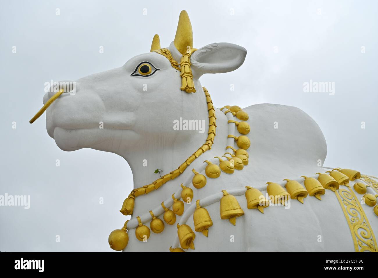 Statua di Nandi (toro bianco) situata presso il tempio Tailandese di Bangkok, gli indù la credevano come veicolo del signore shiva Foto Stock