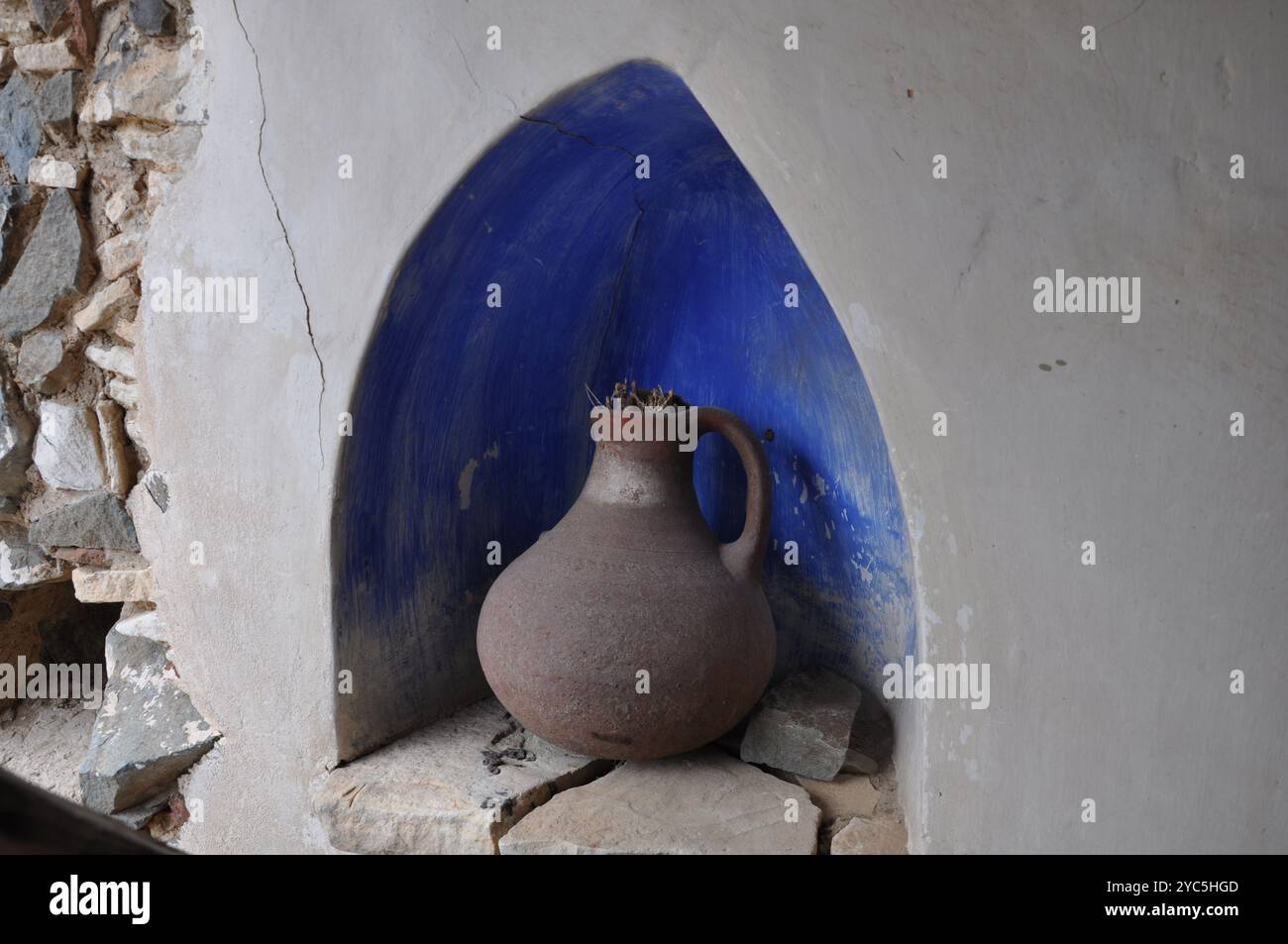 Tradizionale caraffa di argilla in una nicchia ad arco Foto Stock