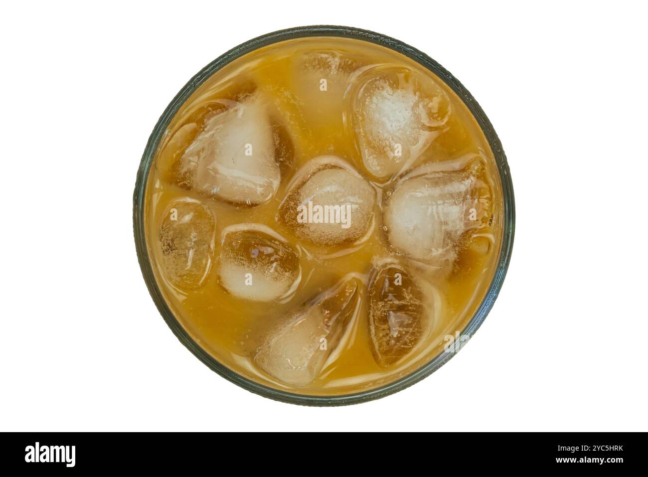 Vista dall'alto del caffè a latte freddo con cubetti di ghiaccio in un bicchiere isolato su sfondo bianco con percorso di ritaglio. Foto Stock