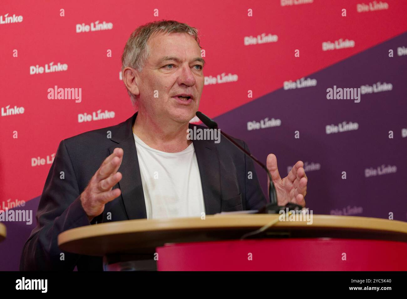 Parteivorsitzender Die Linke 2024-10-21 Deutschland, Berlin Pressekonferenz der auf dem Parteitag in Halle frisch gewählten Doppelspitze der Partei die Linke im Karl-Liebknecht-Haus, der Parrteizentrale a Berlino. Im Bild Jan van Aken, Parteivorsitzender Die Linke. *** Il presidente del partito Die Linke 2024 10 21 Germania, Berlino conferenza stampa della neoeletta doppia leadership di Die Linke alla conferenza del partito a Halle presso Karl Liebknecht Haus, la sede del partito a Berlino nella foto Foto Stock