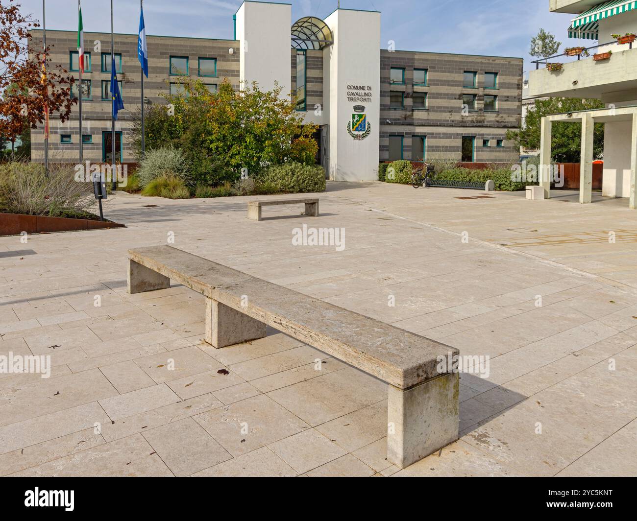 Treporti, Italia - 09 ottobre 2024: Palazzo degli uffici regionali comune di Cavallino Treporti in Piazza Giovanni Paolo II giorno di sole d'autunno. Foto Stock