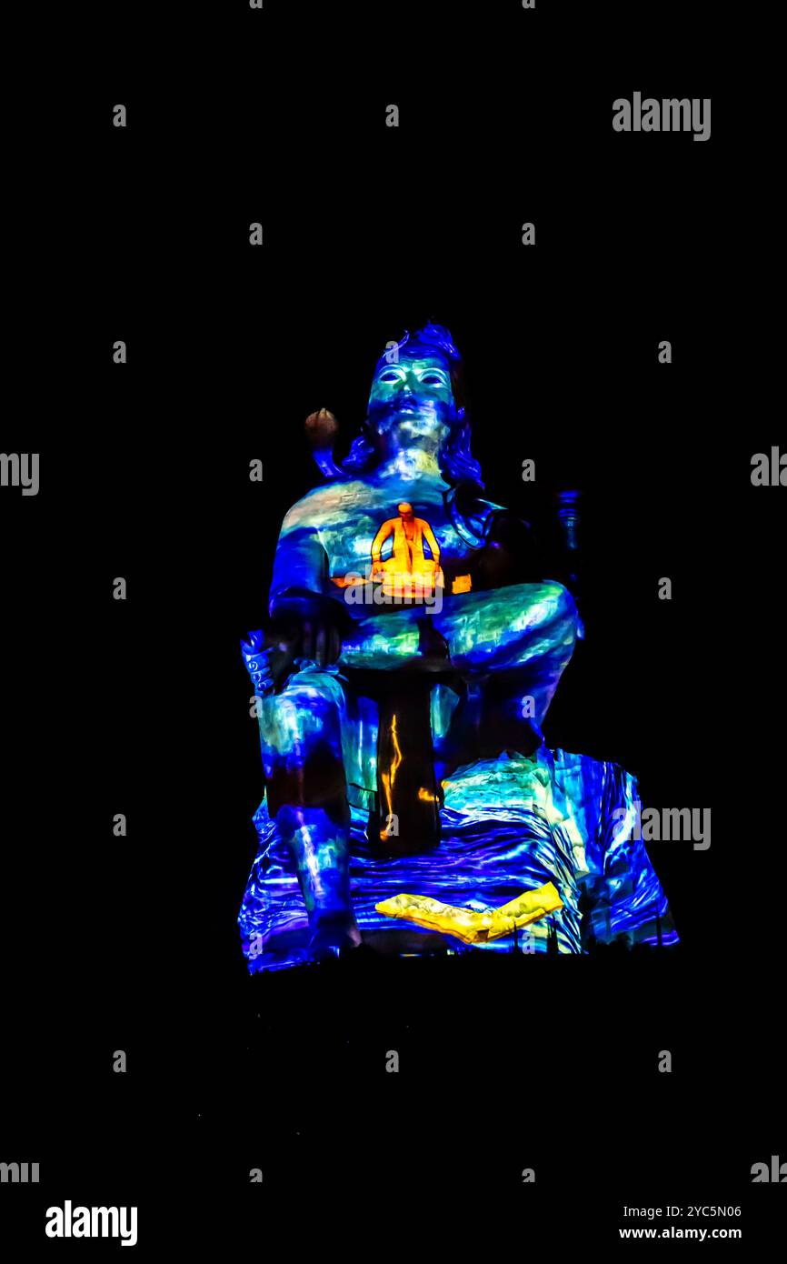 Statua isolata del Dio indù Lord Shiva raffigurata come calma con un drammatico effetto laser Foto Stock