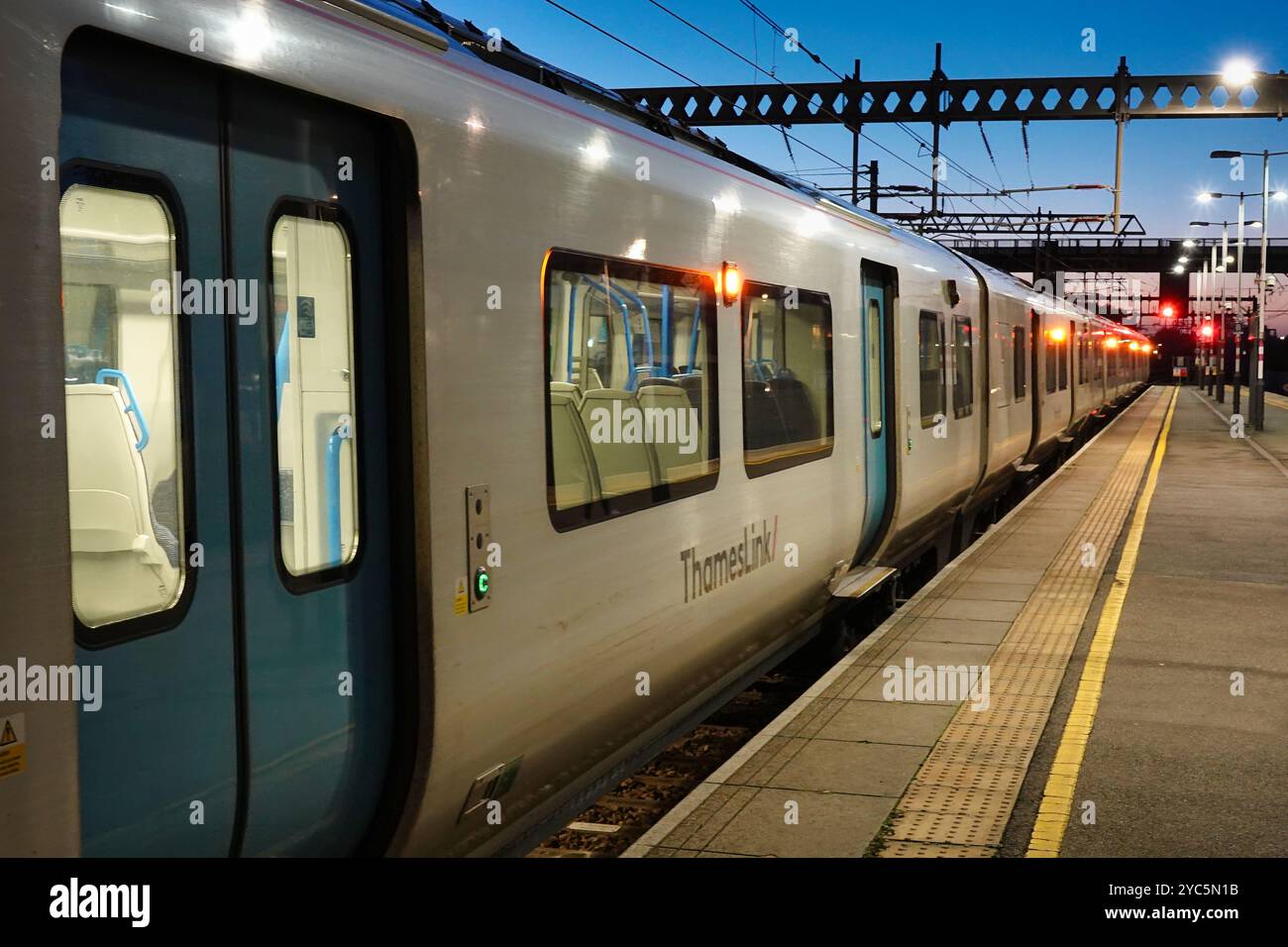 Luton, Bedfordshire, Inghilterra, Regno Unito - treno notturno Thameslink in attesa di partire dal binario della stazione ferroviaria di Luton sulla linea principale di Brighton Foto Stock