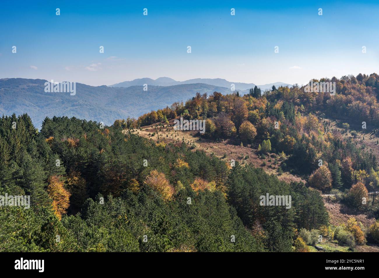 Natura e punti panoramici della montagna Bobija nella Serbia occidentale, vicino alla città di Valjevo. Una riserva naturale con sentieri escursionistici, paesaggi e un ambiente naturale Foto Stock