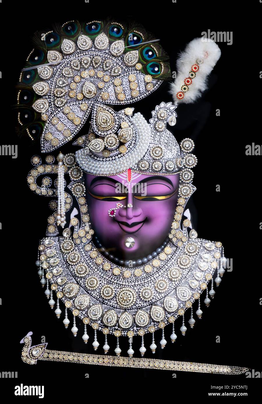 Statua isolata del Signore indù Shrinathji la Santa piccola krishna nella Meditazione da un angolo unico Foto Stock