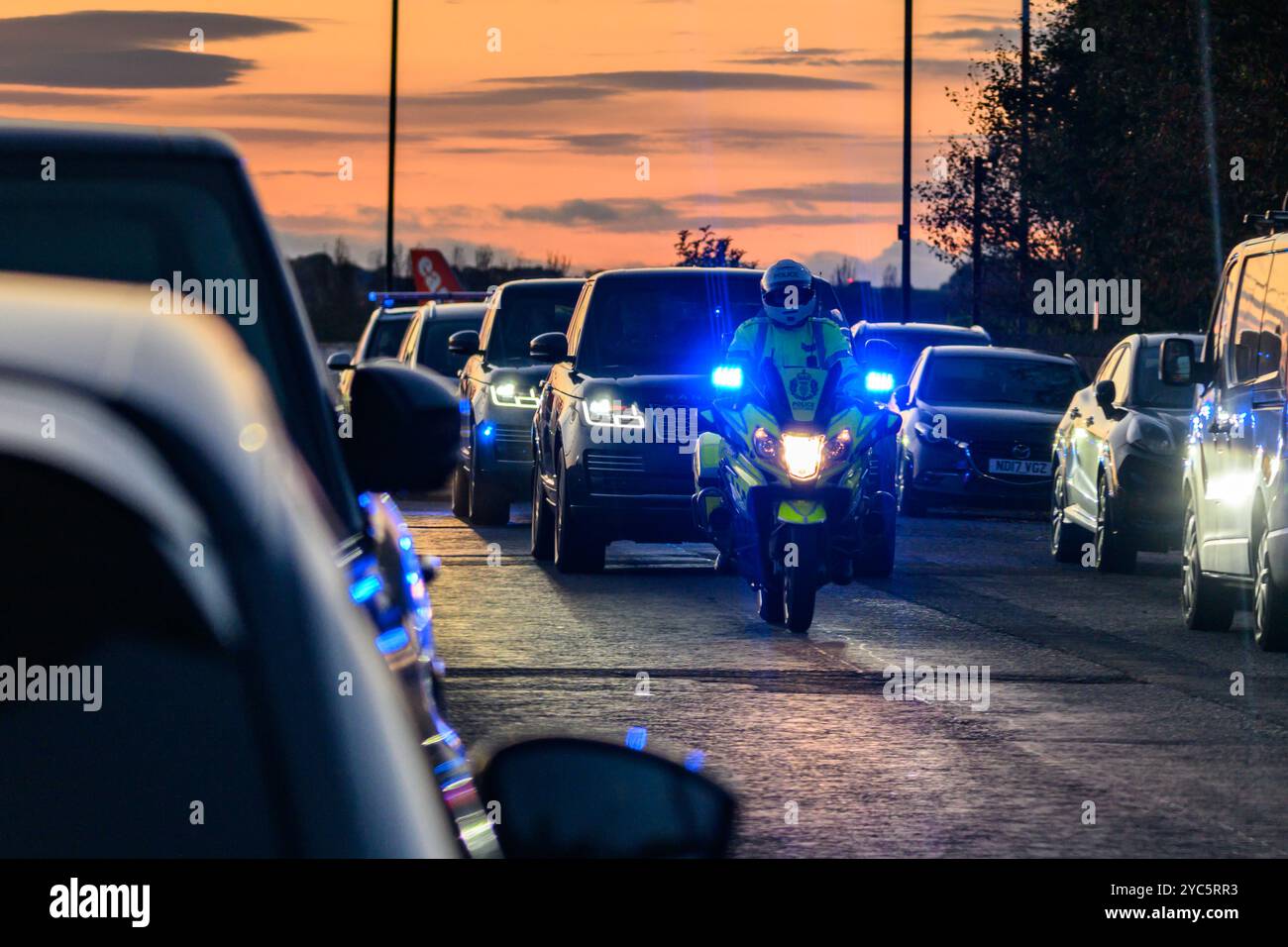Un corteo VIP scortato dalla polizia lascia l'aeroporto di Edimburgo con il primo ministro britannico Kier Starmer nella prima Range Rover 10 ottobre 2024 Foto Stock