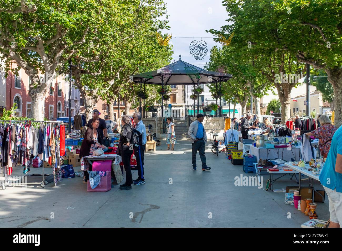 Mercato delle pulci del sabato, Meze, Herault, Occitanie, Francia, Europa Foto Stock