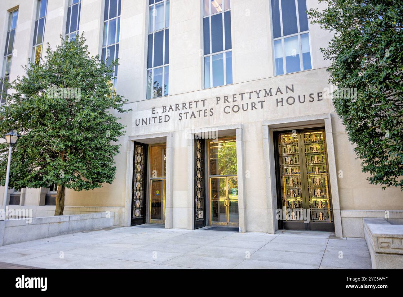 E Barrett Prettyman United States Courthouse Washington DC // WASHINGTON DC — E. Barrett Prettyman United States Courthouse, situato in Judiciary Square, è un importante edificio federale che ospita la Corte distrettuale degli Stati Uniti per il Distretto di Columbia e la Corte d'appello degli Stati Uniti per il circuito DC. Questo iconico tribunale, completato nel 1952, è un importante punto di riferimento giudiziario a Washington DC. Foto Stock