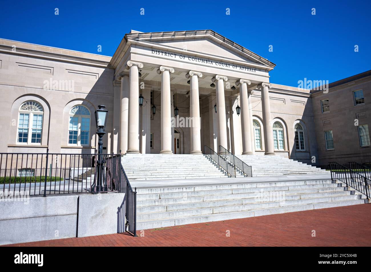 WASHINGTON DC, Stati Uniti - la Corte d'appello del Distretto di Columbia, situata nel cuore di Washington, DC, è la corte più alta del Distretto di Columbia. Questo importante edificio giudiziario è una parte fondamentale delle infrastrutture legali e governative della città, gestendo le cause d’appello dei tribunali inferiori e svolgendo un ruolo cruciale nell’amministrazione della giustizia. Foto Stock