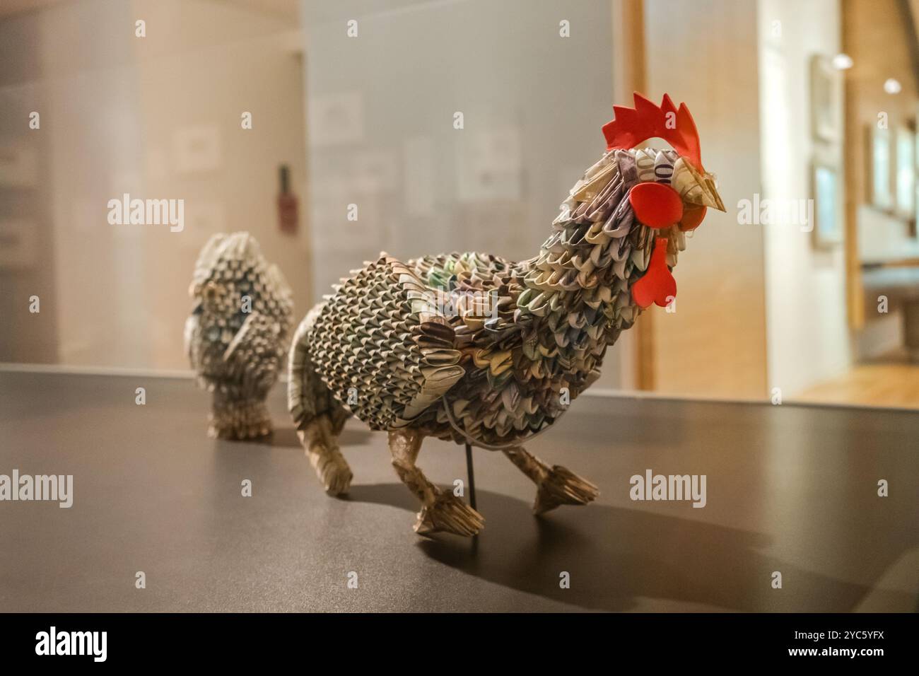 Un gallo fatto di carta moneta venezuelana dal Street art colombiano luis orlando ortega, perché la valuta è così debole Foto Stock