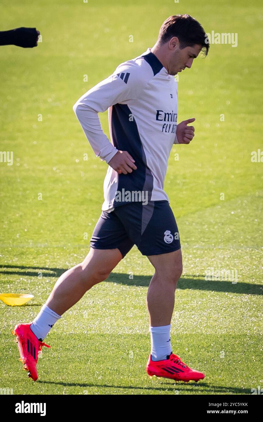 Valdebebas, Madrid, Spagna. 21 ottobre 2024. Brahim Diaz del Real Madrid CF ha visto il riscaldamento durante la sessione di allenamento e la conferenza stampa del Real Madrid in vista della partita di calcio MD3 della Champions League 2024/25 contro il Borussia Dortmund al Ciudad Real Madrid il 21 ottobre 2024 a Valdebebas, in Spagna. (Credit Image: © Alberto Gardin/ZUMA Press Wire) SOLO PER USO EDITORIALE! Non per USO commerciale! Foto Stock