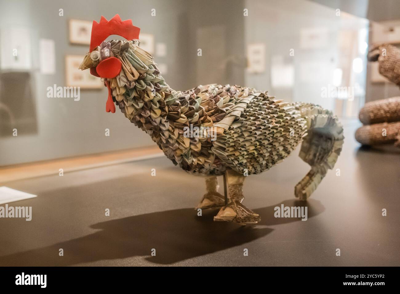 Un gallo fatto di carta moneta venezuelana dal Street art colombiano luis orlando ortega, perché la valuta è così debole Foto Stock