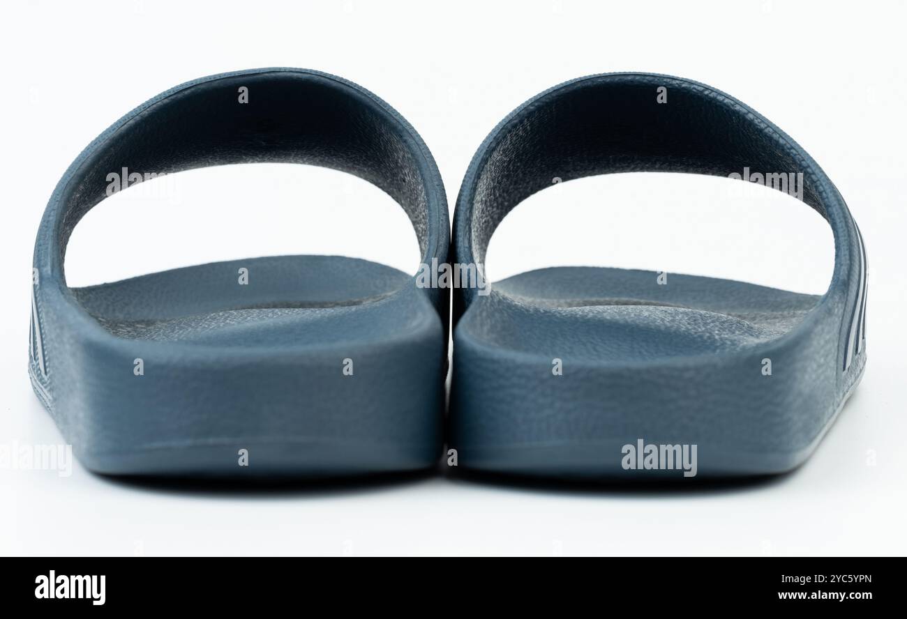 Un paio di sandali blu è mostrato insieme, sottolineando il loro design semplice e la loro vestibilità confortevole. Foto Stock