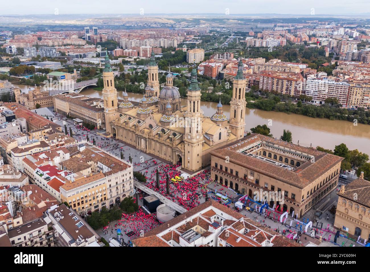 Vista aerea di "la Carrera de la Mujer" che termina in Plaza del Pilar a Saragozza, Spagna. Saragozza diventa rosa questa domenica nella gara femminile, con 14,0 Foto Stock