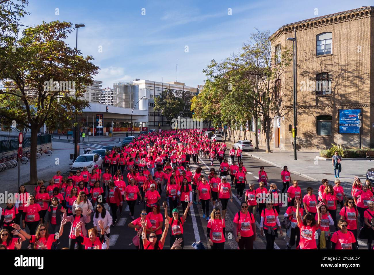 Vista aerea di la Carrera de la Mujer a Saragozza, Spagna. Saragozza diventa rosa questa domenica nella gara femminile, con 14.000 numeri di gara esauriti, a Foto Stock Vista aerea di la Carrera de la Mujer a Saragozza, Spagna. Saragozza diventa rosa questa domenica nella gara femminile, con 14.000 numeri di gara esauriti, a Foto Stock