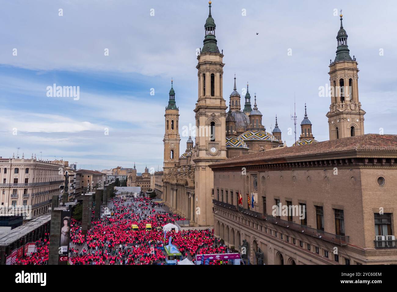 Vista aerea di "la Carrera de la Mujer" che termina in Plaza del Pilar a Saragozza, Spagna. Saragozza diventa rosa questa domenica nella gara femminile, con 14,0 Foto Stock