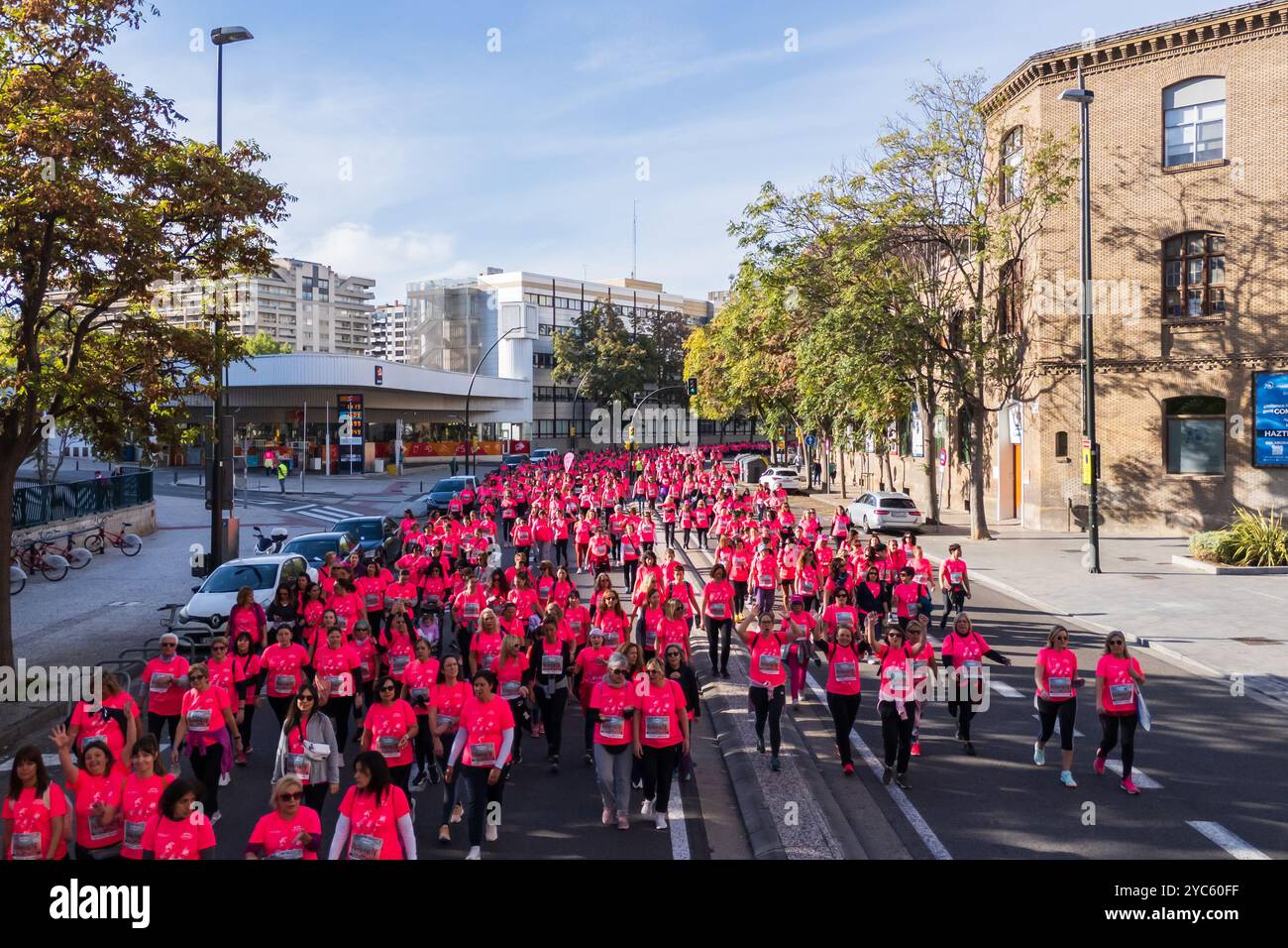 Vista aerea di la Carrera de la Mujer a Saragozza, Spagna. Saragozza diventa rosa questa domenica nella gara femminile, con 14.000 numeri di gara esauriti, a Foto Stock Vista aerea di la Carrera de la Mujer a Saragozza, Spagna. Saragozza diventa rosa questa domenica nella gara femminile, con 14.000 numeri di gara esauriti, a Foto Stock